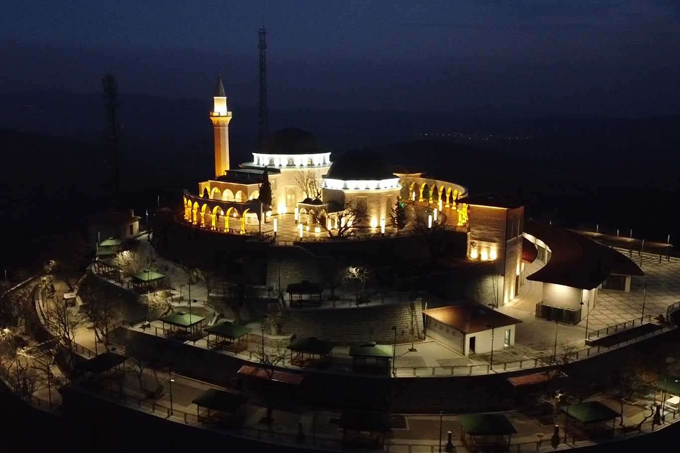 Hazreti Ukkaşe türbesi yeniden ziyarete açıldı Hazreti Ukkaşe türbesi yeniden ziyarete açıldı